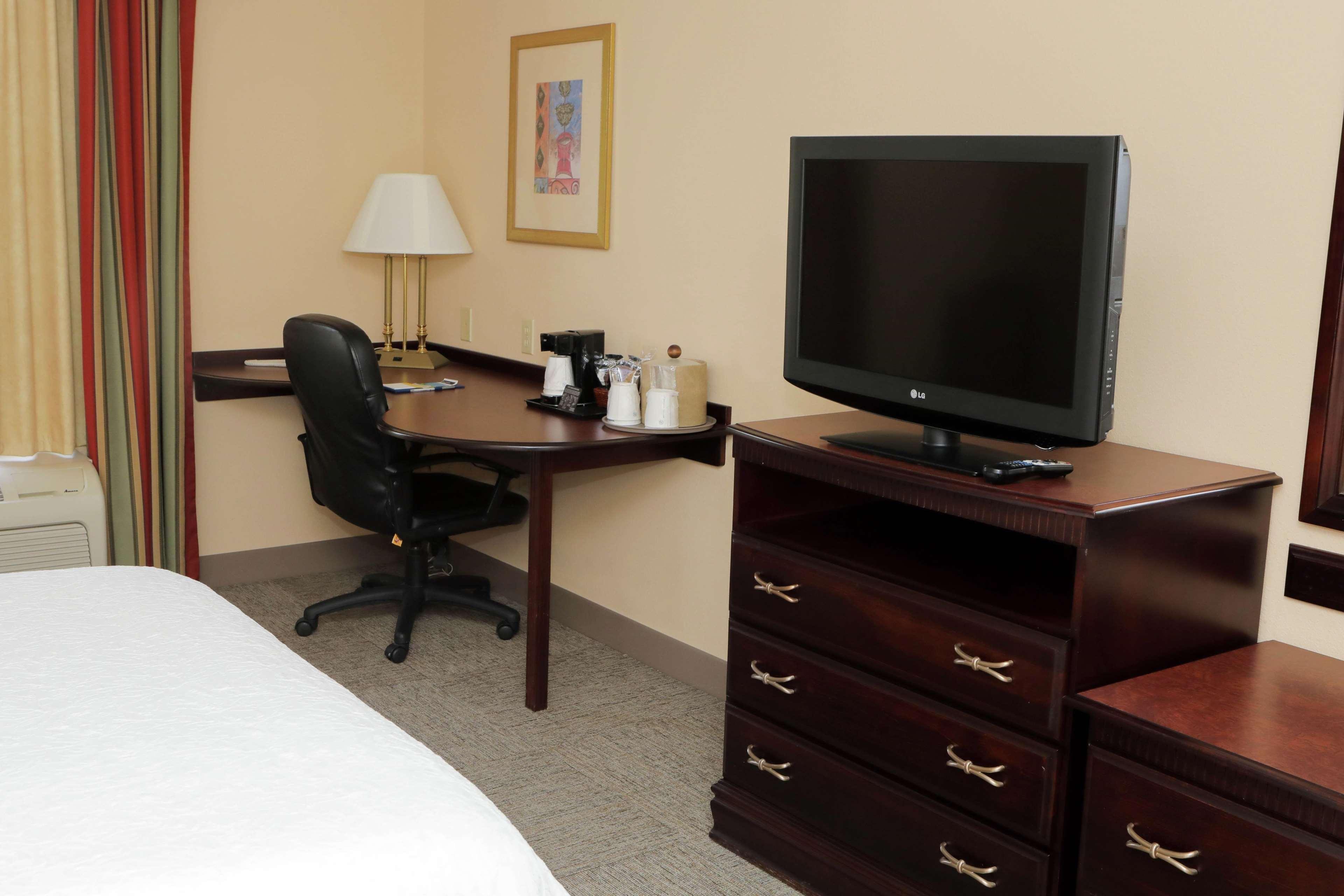 Hampton Inn By Hilton Clinton Exterior photo