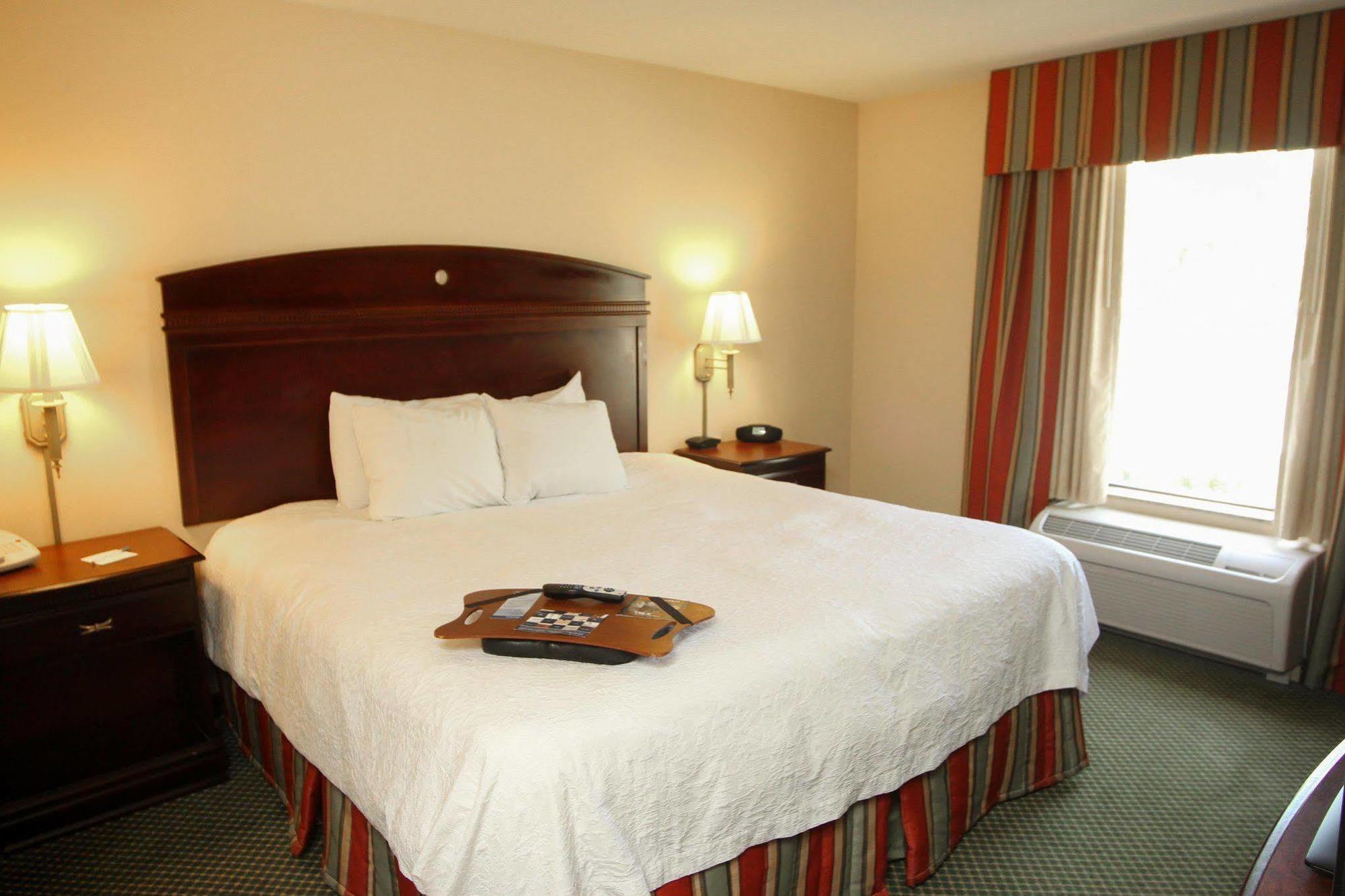 Hampton Inn By Hilton Clinton Exterior photo